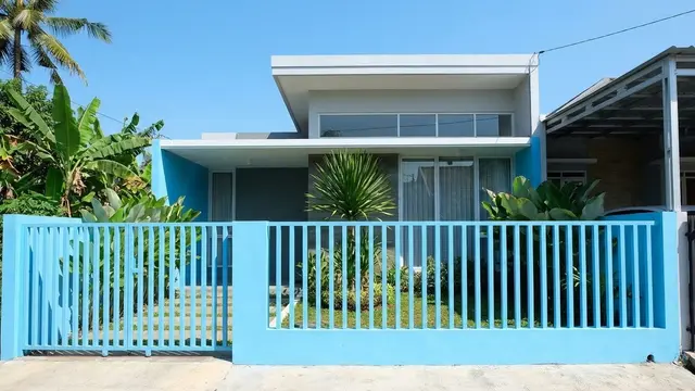 Pagar Warna Cerah yang Bikin Rumah Kecil Terlihat Besar