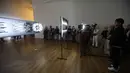 Kehadiran karya-karya ini memperluas interpretasi pameran dan menghadirkan perspektif baru dalam karya seni modern. Tampak dalam foto, pengunjung menikmati koleksi seni modern dan kontemporer karya Olafur Eliasson di Museum of Modern and Contemporary Art in Nusantara (MACAN), Jakarta, Minggu 12 April 2026. (Kapanlagi.com/Budy Santoso)