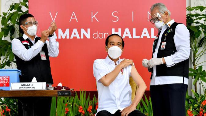 Presiden Joko Widodo atau Jokowi (tengah) bersiap menjalani penyuntikan vaksin COVID-19 di Istana Merdeka, Jakarta, Rabu (13/1/2021). Vaksinator Wakil Ketua Dokter Kepresidenan, Prof. dr. Abdul Muthalib, Sp.PD-KHOM, dibantu seorang asisten. (Biro Pers Sekretariat Presiden/Laily Rachev)