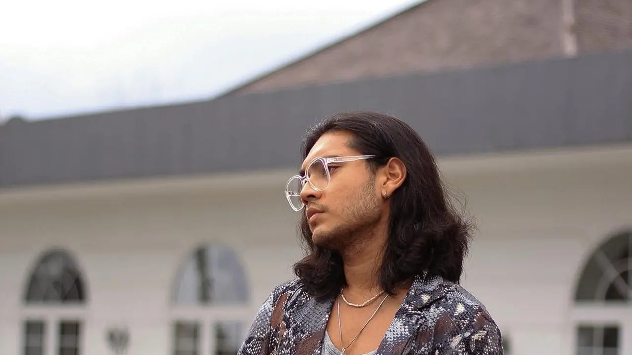 Gaya Aktor dengan Rambut Gondrong Ini Curi Perhatian Netizen
