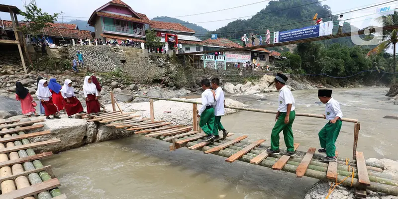 Jembatan Bambu Jadi Penghubung Warga