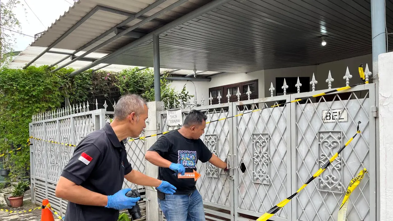 Penyidik Polres Metro Jakarta Selatan kembali melakukan olah tempat kejadian perkara (TKP) kasus pembunuhan ayah dan nenek di di Perumahan Taman Bona Indah, Lebak Bulus, Cilandak, Jakarta Selatan, Sabtu (30/11/2024). (Liputan6.com/Ady Anugrahadi)