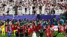 Para pemain Qatar menyapa para penggemar mereka di akhir pertandingan sepak bola semifinal Piala Asia 2023 antara Iran dan Qatar di Stadion al-Thumama, Doha pada 7 Februari 2024. (KARIM JAAFAR/AFP)