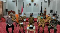 Wali Kota Cirebon dan jajaran forkopimda menggelar konferensi pers terkait zona merah covid-19 hasil evaluasi Pemprov Jabar. Foto (Liputan6.com / Panji Prayitno)