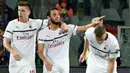 Gelandang AC Milan, Hakan Calhanoglu, melakukan selebrasi usai membobol gawang Fiorentina pada laga Serie A di Stadion Artemio Franchi, Sabtu (11/5). AC Milan menang 1-0 atas Fiorentina. (AP/Claudio Giovanni)