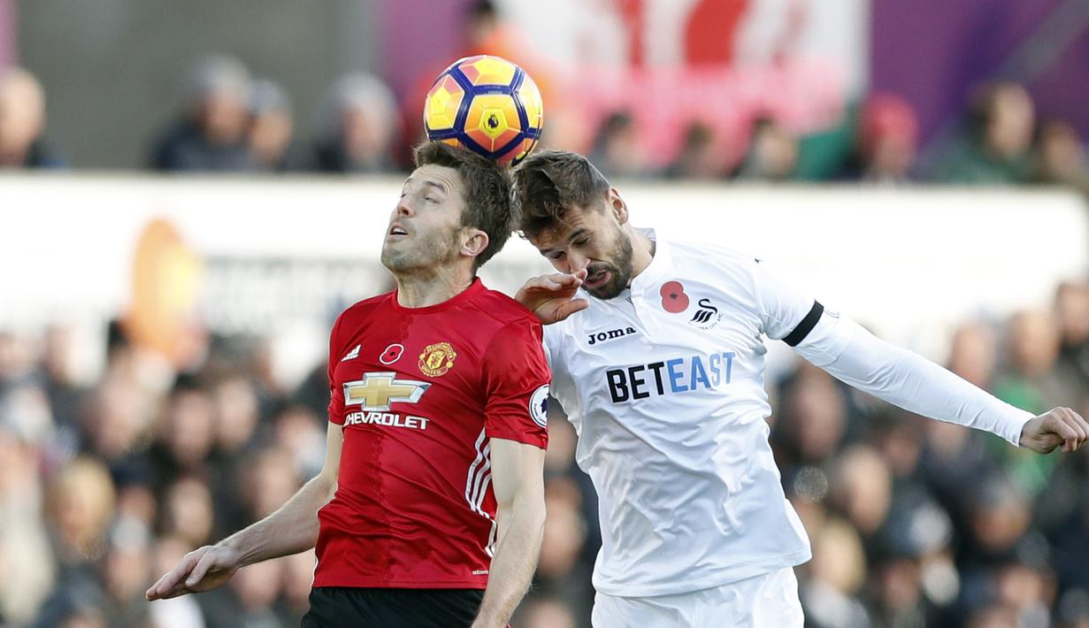Duel pemain Manchester United, Michael Carrick  (kiri) dan pemain, Swansea City, Fernando Llorente pada laga Premier League di Liberty Stadium, (6/11/2016). (Action Images via Reuters/John Sibley) 