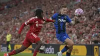 Jeremie Frimpong berebut bola dengan David Brooks di laga Liverpool vs Bournemouth di Anfield, Sabtu (16/08/2025) dini hari WIB. (AP Photo/Ian Hodgson).