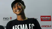 Gelandang Arema, Jayus Hariono, saat mewakili pemain Arema dalam sesi konferensi pers. (Bola.com/Iwan Setiawan)