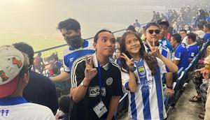 Konten Kreator Irfan Gahur yang seorang fans Borneo FC Samarinda hadir langsung di Stadion Gelora Bandung Lautan Api (GBLA), Sabtu (23/5/2026) saat Persib Bandung menjamu Persijap Jepara dalam laga terakhir BRI Super League 2025/2026. (Bola.com/Hery Kurniawan)