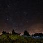 Hujan meteor Geminid di Maira Valley, Italia (MARCO BERTORELLO / AFP)