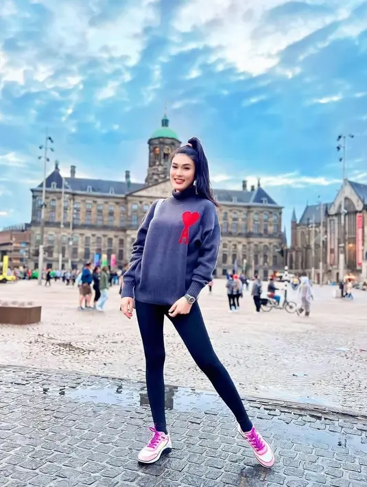 Kaki jenjang Stevie Agnecya disebut terlalu kurus. Bahkan tak sedikit netizen yang penasaran resep diet apa yang membuatnya terlihat bak ABG meski sudah punya tiga anak. Pasalnya, Stevie yang kerap mengenakan celana legging ketat membuatnya makin terlihat langsing, bahkan disebut kurus. (Liputan6.com/IG/@steviagnecya)