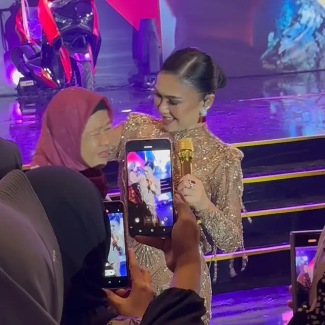 Potret Yuni Shara Pakai Dress Payet saat Manggung di Tegal, Cantik dan Menawan