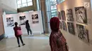 Pengunjung mengamati karya yang dipajang dalam pameran fotografi bertajuk “Semangat Anak Indonesia dalam Bingkai Hitam Putih” di Taman Ismail Marzuki (TIM), Jakarta, Selasa (20/3). (Liputan6.com/Immanuel Antonius)