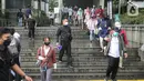 Masyarakat berjalan di terowongan Kendal, Jakarta Selatan, Jumat (30/12/2022). Pencabutan itu berdasarkan data-data kasus COVID-19 di Indonesia yang sudah menunjukkan penurunan baik kasus aktif maupun kematian di bawah standar WHO. (Liputan6.com/Faizal Fanani)