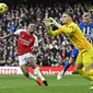 Kiper Brighton and Hove Albion, Bart Verbruggen menangkap bola dalam laga melawan Arsenal, Minggu (17/12/2023) malam WIB. (AFP/Justin Tallis)