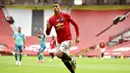 Pemain Manchester United, Mason Greenwood, melakukan selebrasi usai membobol gawang Bournemouth pada laga Premier League di Stadion Old Trafford Sabtu (4/6/2020). Manchester United menang 5-2 atas Bournemouth. (AP/Peter Powell)