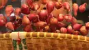 Seorang pedagang memilah bawang merah yang dijual di Pasar Induk Kramat Jati, Jakarta, Selasa (2/4/2019). Sejumlah pedagang di Pasar Induk Kramat Jati mengaku harga bawang merah dan bawang putih relatif stabil, meskipun terjadi kenaikan harga di beberapa daerah. (Liputan6.com/Immanuel Antonius)