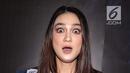 Aktris Luna Maya berpose saat konferensi pers film terbarunya Suzzana: Bernapas dalam kubur di Jakarta, Senin (24/9). Luna Maya yang memerankan Suzzanna akan beradu akting dengan Herjunot Ali yang menjadi pemeran Satria. (Liputan6.com/Faizal Fanani)