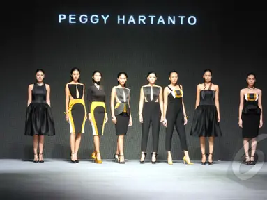 Sejumlah model berpose memakai busana rancangan Peggy Hartanto yang bertajuk 'Curve' pada ajang Indonesia Fashion Week 2015 di JCC Senayan, Jakarta, Minggu (1/3). (Liputan6.com/Panji Diksana)