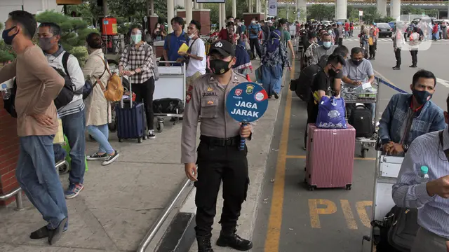 FOTO: Calon Penumpang Bandara Soetta Mengular Antre Rapid Test