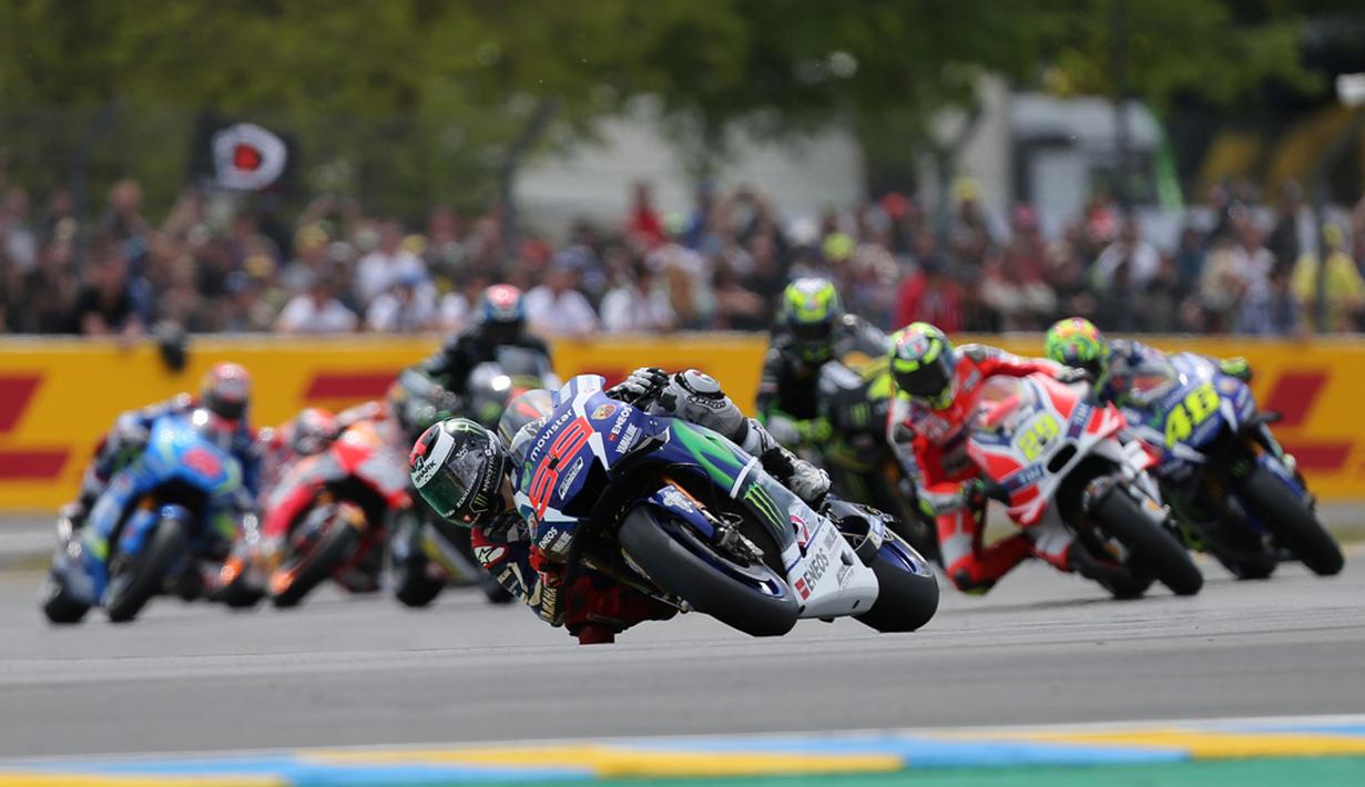 Jorge Lorenzo memimpin balapan MotoGP Prancis sejak start di Sirkuit Le Mans, Minggu (8/5/2016). (AFP/Charly Triballeau)