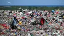 Mereka memprotes kebijakan pembatasan pembuangan sampah organik di TPA Suwung yang telah berlaku sejak 1 April 2026. Tampak dalam foto, orang-orang mengumpulkan sampah di Tempat Pembuangan Akhir (TPA) Suwung, Denpasar, Bali, pada Jumat 17 April 2026. (SONNY TUMBELAKA/AFP)