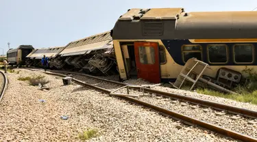 Gerbong penumpang yang tergelincir di lokasi kecelakaan kereta api di dekat Msaken, di Tunisia timur, pada 21 Juni 2023.(AFP/Bechir Taieb)