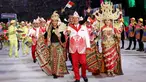 Kontingen atlet Indonesia saat mengikuti parade upacara pembukaan Olimpiade 2016 di Stadion Maracana, Rio de Janeiro, Brasil (5/8). Kostum kontingen Indonesia yang memadukan budaya Bali, Lampung, dan Papua.( REUTERS/Stefan Wermuth)