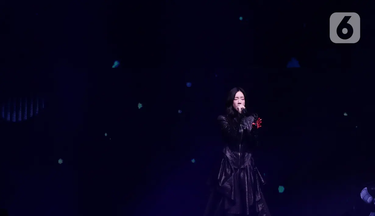 Antusiasme tinggi penggemar terus meningkat sepanjang penampilan Taeyeon. Dia juga melanjutkan aksinya dengan membawakan tiga lagu lain berturut-turut, yaitu Can't Control Myself, Some Nights, dan Set Myself On Fire. (Liputan6.com/Helmi Fithriansyah)