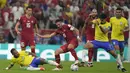 Brasil bermain untuk mempertahankan keunggulan di sisa laga. Pergantian pemain oleh Tite berhasil menjaga serangan-serangan Brasil tetap berbahaya. (AP Photo/Aijaz Rahi)
