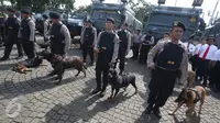 Anggota Unit K-9 dengan anjing pelacak mengikuti apel kesiapsiagaan pengamanan tahap kampanye Pilkada Serentak 2017 di Silang Monas, Jakarta, Rabu (2/11). Apel bersama itu diikuti ribuan personil gabungan TNI-Polri. (Liputan6.com/Immanuel Antonius)