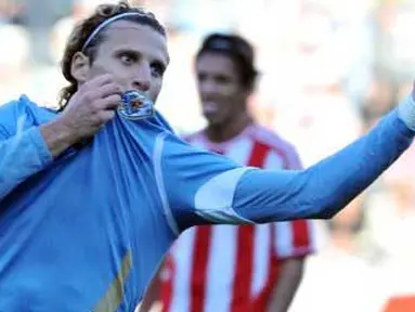 Uruguayan forward Diego Forlan celebrates after scoring the 2nd goal of the final of the 2011 Copa America football tournament held at the Monumental stadium in Buenos Aires, on July 24, 2011.  AFP PHOTO / ALEJANDRO PAGNI