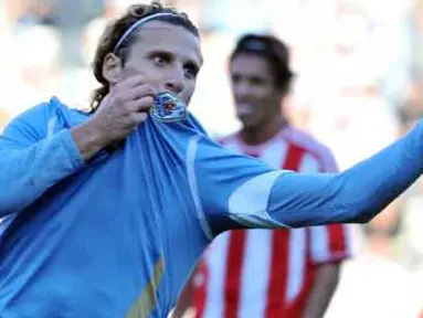 Uruguayan forward Diego Forlan celebrates after scoring the 2nd goal of the final of the 2011 Copa America football tournament held at the Monumental stadium in Buenos Aires, on July 24, 2011.  AFP PHOTO / ALEJANDRO PAGNI