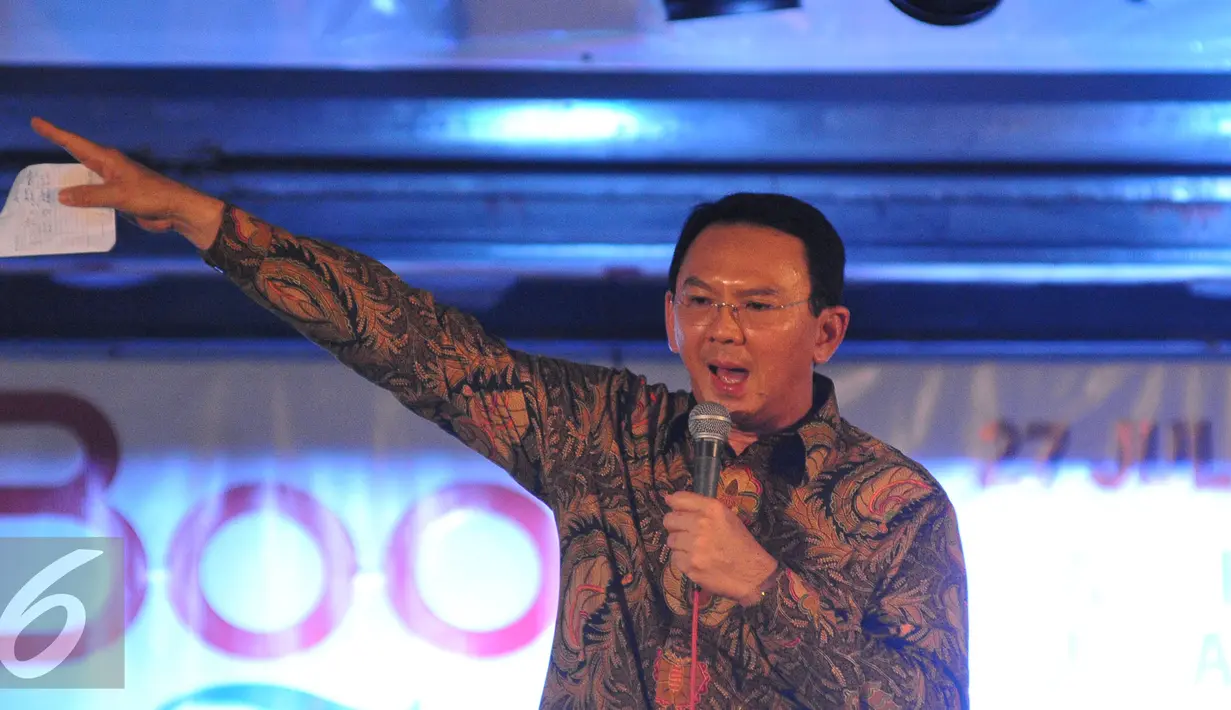 Gubernur DKI Jakarta Basuki Tjahaja Purnama geram dengan harga barang di JakBook dan Edu Fair 2015 lebih mahal dari harga pasaran, Jakarta, Senin (27/7). Ahok menghimbau agar warga tidak lagi belanja dipameran tersebut. (Liputan6.com/Herman Zakharia)