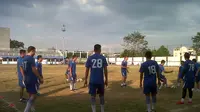 Pemain Persib Bandung melakoni sesi latihan perdana di lapangan Sidolig, Bandung, Senin (3/8/2015). (Bola.com/Bagas Rahadyan)