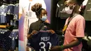 Kedatangan Lionel Messi tak hanya berdampak di dalam lapangan tetapi juga di luar lapangan termasuk bertambahnya jumlah pengikut di media sosial PSG hingga pemasukan klub dari penjualan barang-barang. (Foto: AP/Francois Mori)