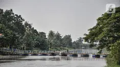 Suasana jembatan apung Kali CBL di Desa Sukamekar, Kecamatan Sukawangi, Kabupaten Bekasi, Jawa Barat, Kamis (17/2/2022). Jembatan apung yang dibuat secara mandiri ini merupakan inisiasi warga sebagai akses penghubung masyarakat akibat minimnya jembatan penyeberangan. (merdeka.com/Iqbal S. Nugroho)