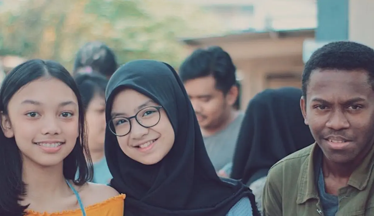Penampilannya yang selalu berhijab menjadi salah satu ciri khasnya. Dengan mengenakan baju biru, hijab hitam dan kacamata frame hitam, membuat penampilannya semakin menawan di antara teman-teman pemeran film Doremi & You, Naura dan Toran. (Liputan6.com/IG/@nashwaaaz)