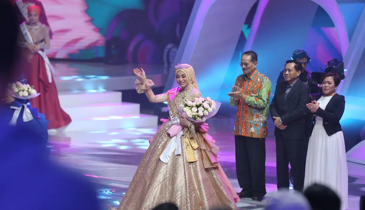 Uyaina Arshad, mendapat kesempatan pertama untuk menjawab, kemudian disusul oleh finalis asal Turki, Avida Lele, dan Hanifah Razan asal Indonesia mendapat giliran terakhir menjawab pertanyaan tersebut. (Nurwahyunan/Bintang.com)