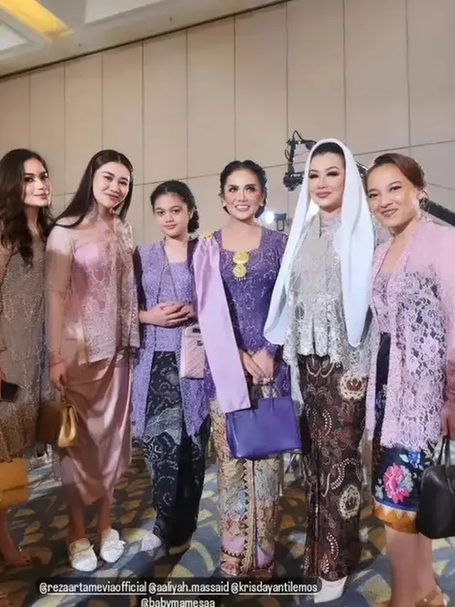 Gaya Aaliyah Massaid kenakan kebaya. [@aaliyah.massaid]