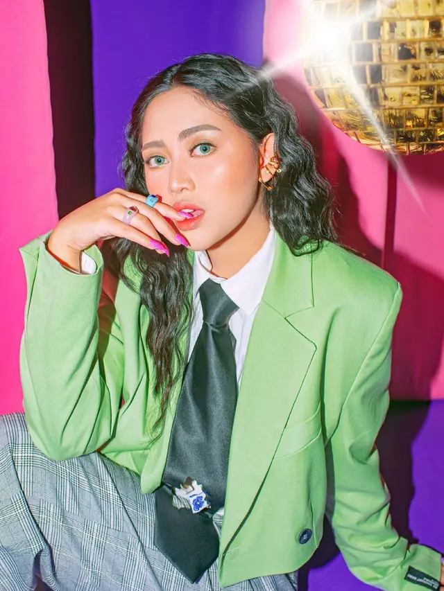 Gaya Pemotretan Rachel Vennya Dengan Tema Colorful. (Sumber: Instagram/haqeeu)