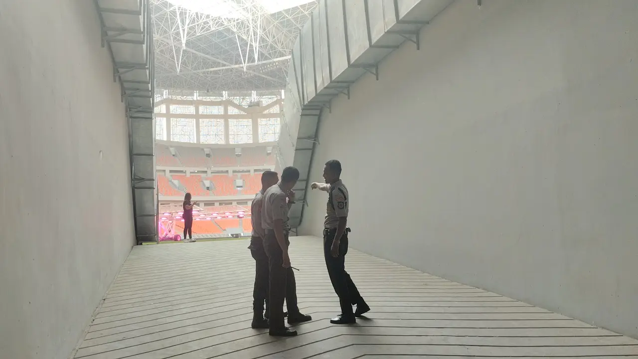 Pengamanan ketat dilakukan saat Penjabat (Pj) Gubernur DKI Jakarta Heru Budi Hartono bersama Menteri BUMN RI Erick Thohir beserta Menteri PUPR RI Basuki Hadimuljoyo meninjau Jakarta Internasional Stadium (JIS), Jakarta Utara, Selasa (4/7/2023).