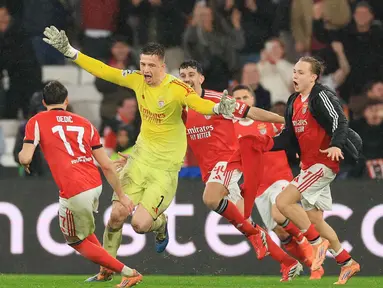 Kiper Benfica asal Ukraina, Anatoliy Trubin (tengah) merayakan golnya selama pertandingan pekan ke-8 Liga Champions 2025-2026 melawan Real Madrid di Estadio da Luz, Lisbon, Rabu (28/1/2026) waktu setempat atau Kamis (29/1/2026) dini hari WIB. Usai mencetak gol yang menyudahi perlawanan Real Madrid pada laga pekan ke-8 Liga Champions 2025-2026 di Estadio da Luz, Lisbon, Rabu (28/1/2026) waktu setempat atau Kamis (29/1/2026) dini hari WIB, nama Anatoliy Trubin langsung menjadi sorotan. (PATRICIA DE MELO MOREIRA/AFP)