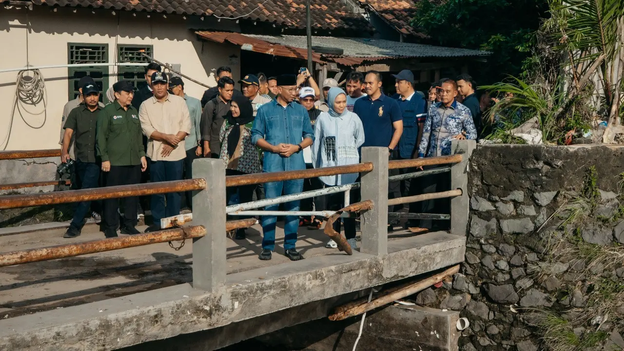 Gubernur Lampung, Rahmat Mirzani Djausal meninjau langsung wilayah terdampak banjir di sejumlah kecamatan di Bandar Lampung. Foto : (Istimewa).
