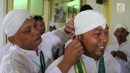 Abdi dalem mengikat blankon sebelum perayaan haul Kiai Ageng Gribig di Jatinom, Klaten, Jawa Tengah, Jumat (26/10). Perayaan dengan menyebar apem rutin digelar setiap tahunnya. (Liputan6.com/HO/Agus)