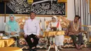 Ajip yang memang terkenal sebagai Budayawan dengan beberapa karya yang ditulisnya pun membalas hadiah pemberian Sultan Arief dengan memberikan bingkisan beberapa buku hasil karyanya. (Adrian Putra/Bintang.com)