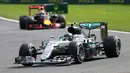 Pembalap Mercedes, Nico Rosberg dari Jerman saat memimpin balapan disusul pembalap Red Bull, Daniel Ricciardo saat balapan F1 Grand Prix Belgia (28/07/2016). Perusahaan Liberty Media memastikan telah membeli bisnis Formula 1. (REUTERS/Yves Herman)