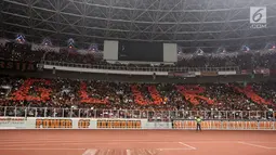 Ribuan suporter Persija Jakarta, The Jakmania membentuk formasi Glory pada laga final Piala Presiden 2018 antara Persija Jakarta melawan Bali United di Stadion Utama GBK, Senayan, Jakarta, Sabtu (17/2). (Liputan6.com/Arya Manggala)