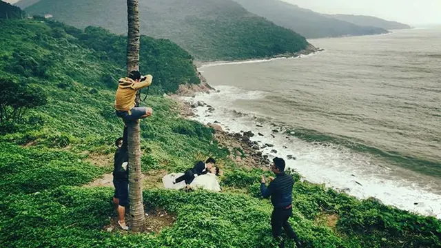 6 Foto Prewedding Konsep Naik Pohon Ini Absurd, Enggak Habis Pikir