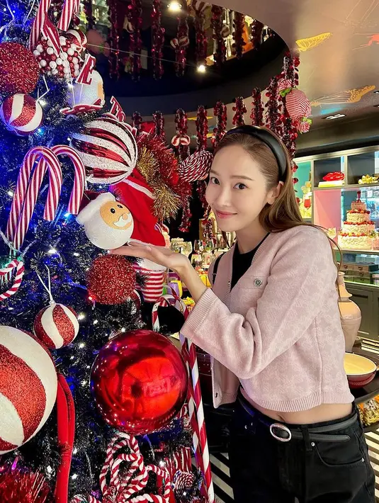 Jessica Jung mengenakan outer pink dengan inner hitam serasi dengan belt dan celananya. [@jessica.syj]